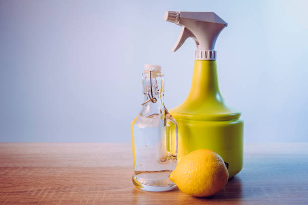 Utilizzare l’acido citrico per pulire: diluire un cucchiaino di acido citrico in un litro di acqua calda e usare la soluzione per pulire i pavimenti, le superfici, i sanitari, i vetri e i fornelli
